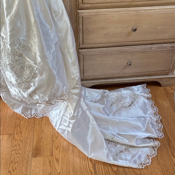 Lili Elegant White beaded pearl & sequin  Lace Wedding Dress - Picture 2 of 9